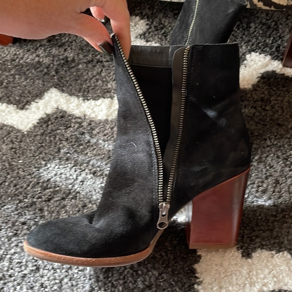 Korkease black suede ankle boots sz 8.5 - Picture 3 of 8